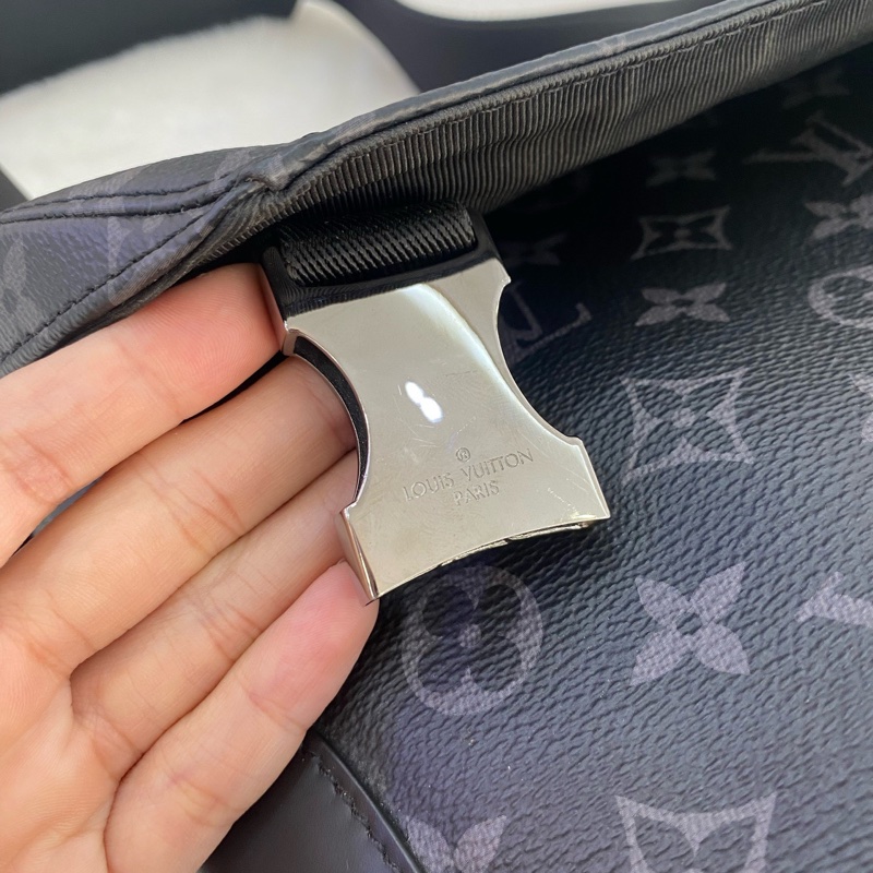 Louis Vuitton路易威登Voyager經典黑武士男士郵差斜挎包,芯片款-11