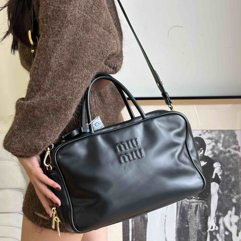 幾乎全新 繆繆/Miu Miu 黑色小牛皮保齡球公文包 單肩手提斜挎包，容量大 尺寸23×34×10cm