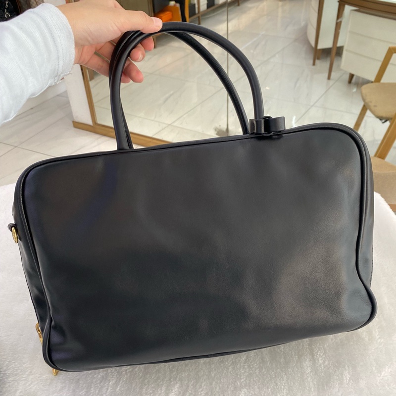 幾乎全新 繆繆/Miu Miu 黑色小牛皮保齡球公文包 單肩手提斜挎包,容量大 尺寸23×34×10cm-1