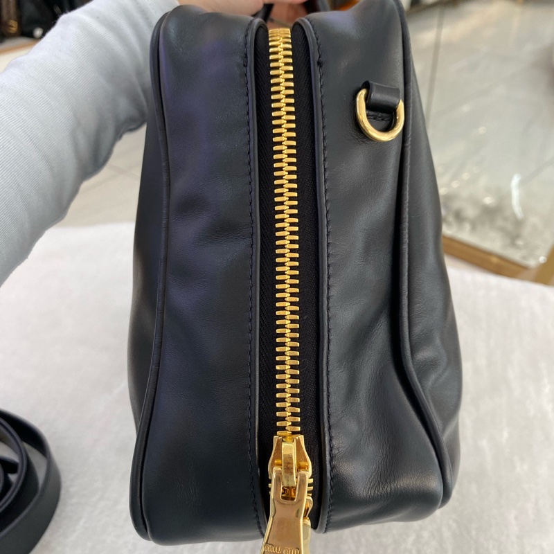 幾乎全新 繆繆/Miu Miu 黑色小牛皮保齡球公文包 單肩手提斜挎包,容量大 尺寸23×34×10cm-3