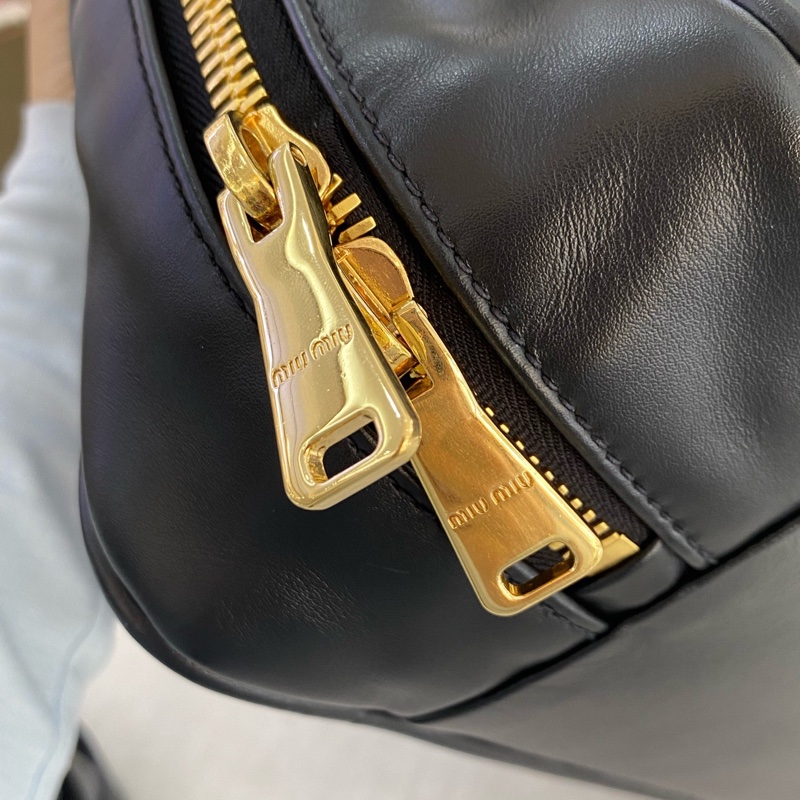 幾乎全新 繆繆/Miu Miu 黑色小牛皮保齡球公文包 單肩手提斜挎包,容量大 尺寸23×34×10cm-10