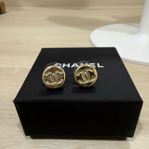 Chanel 鈕扣雙C淡金色耳環