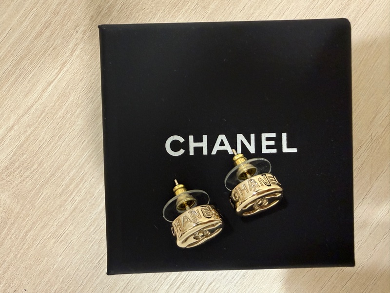Chanel 鈕扣雙C淡金色耳環-1