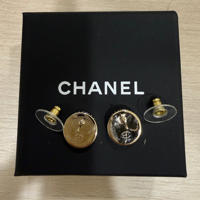 Chanel 鈕扣雙C淡金色耳環-5