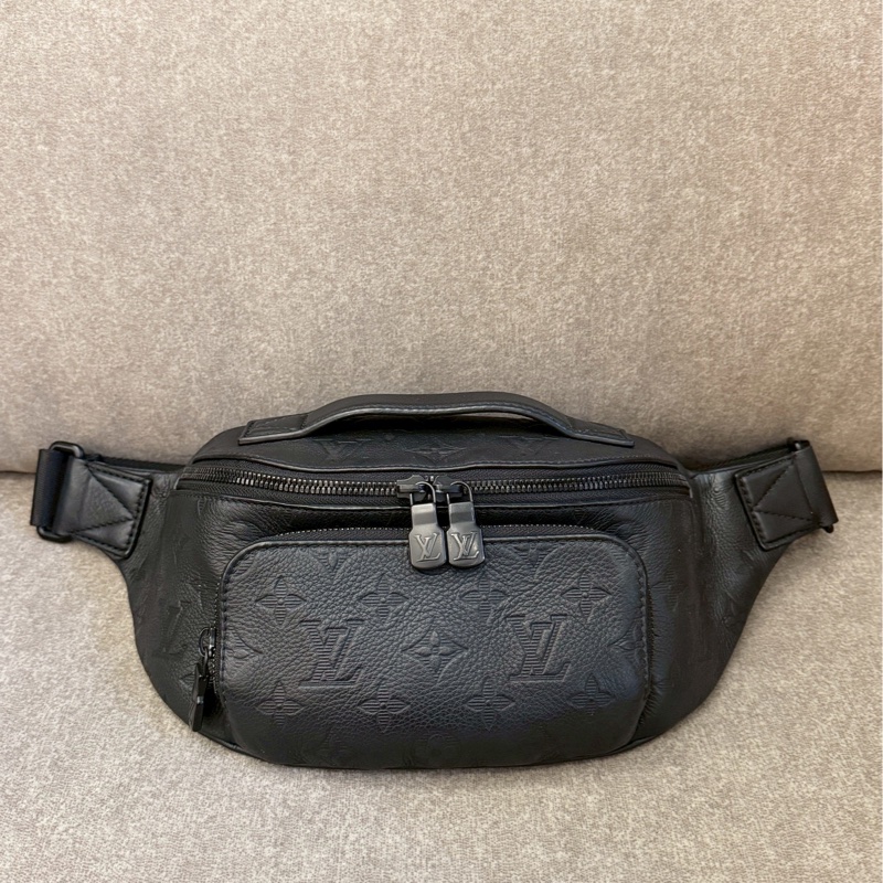 LV黑色壓紋Rush腰包-0