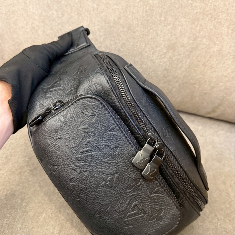 LV黑色壓紋Rush腰包-1