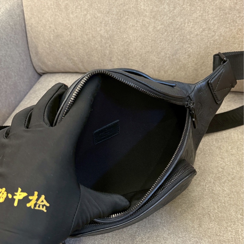 LV黑色壓紋Rush腰包-2