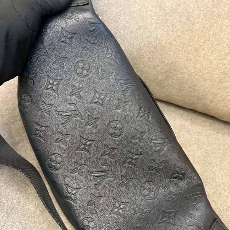LV黑色壓紋Rush腰包-3