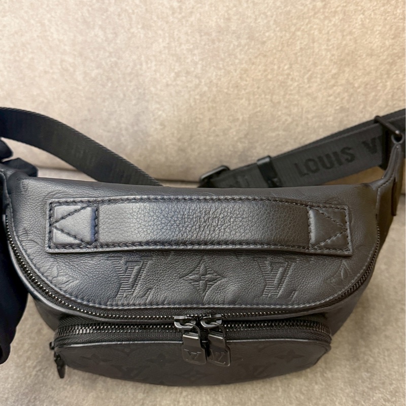 LV黑色壓紋Rush腰包-4