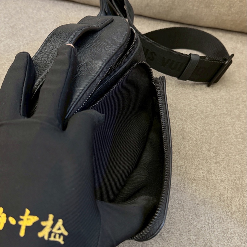 LV黑色壓紋Rush腰包-5