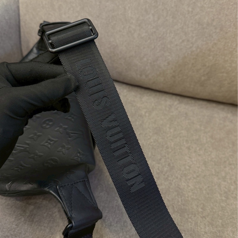 LV黑色壓紋Rush腰包-6