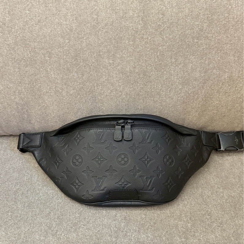 LV黑色壓紋腰包-0