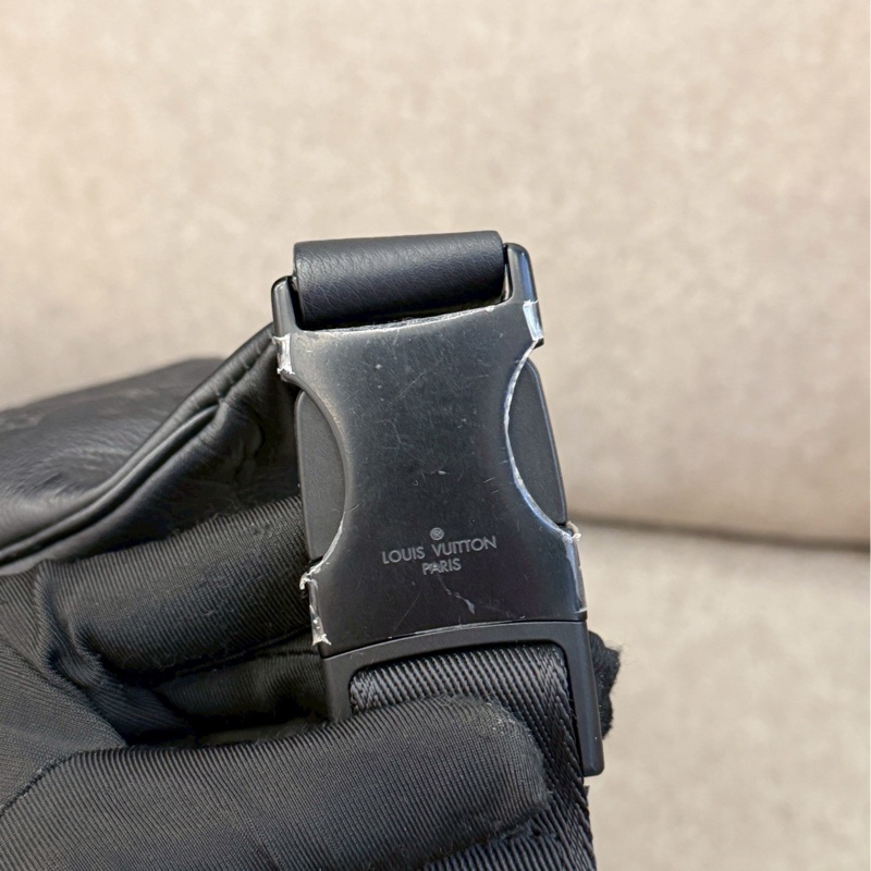 LV黑色壓紋腰包-4