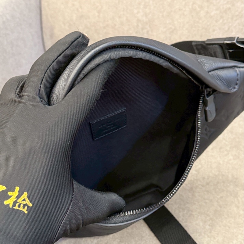 LV黑色壓紋腰包-5