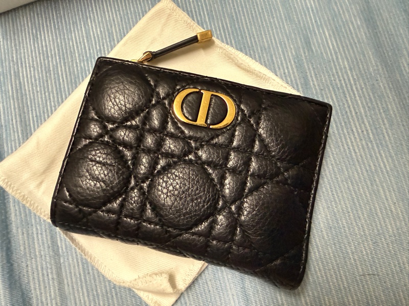 近全新✨附購證 Dior Caro 黑金小牛皮短夾-1