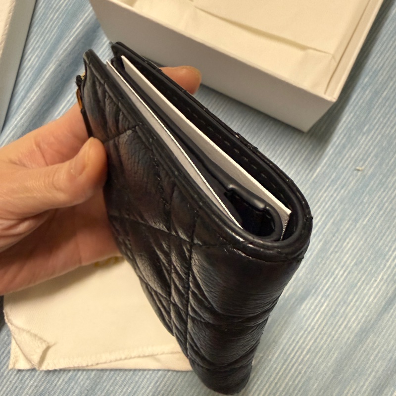 近全新✨附購證 Dior Caro 黑金小牛皮短夾-3