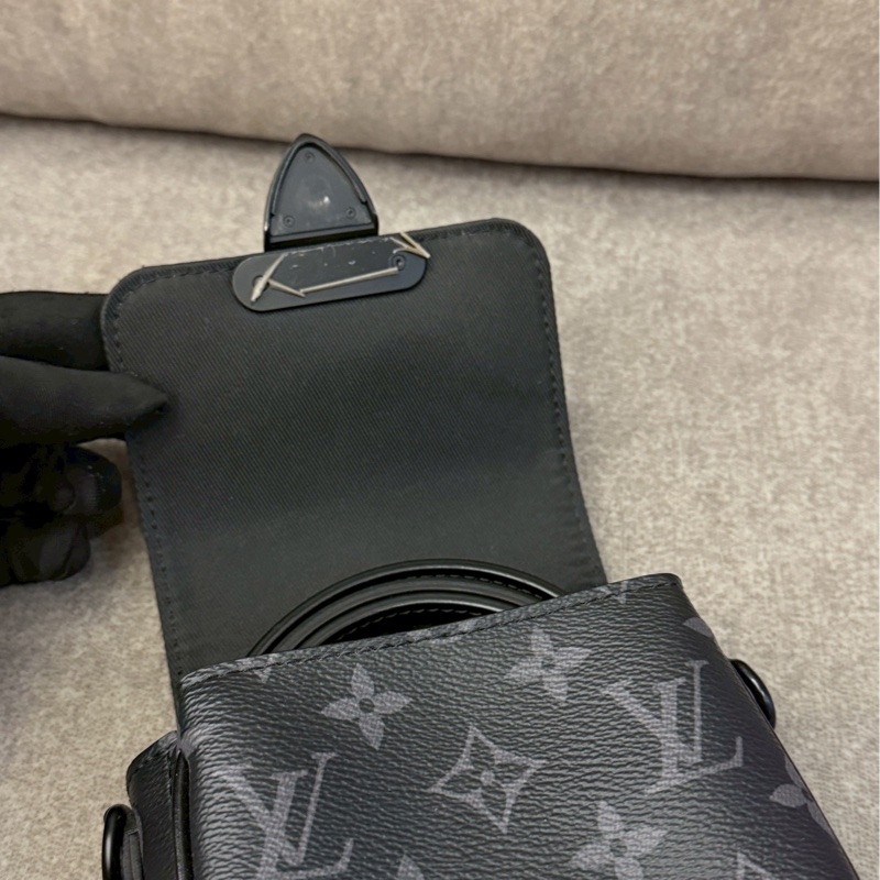 LV s lock黑老花側背包-6
