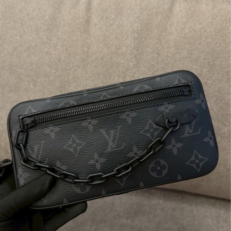 LV黑老花拉鍊手拿包-1