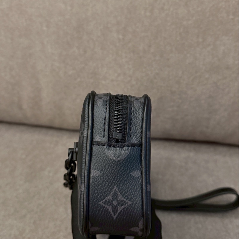 LV黑老花拉鍊手拿包-3