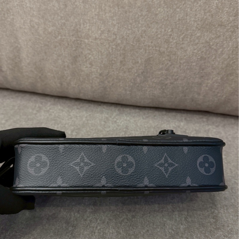 LV黑老花拉鍊手拿包-5