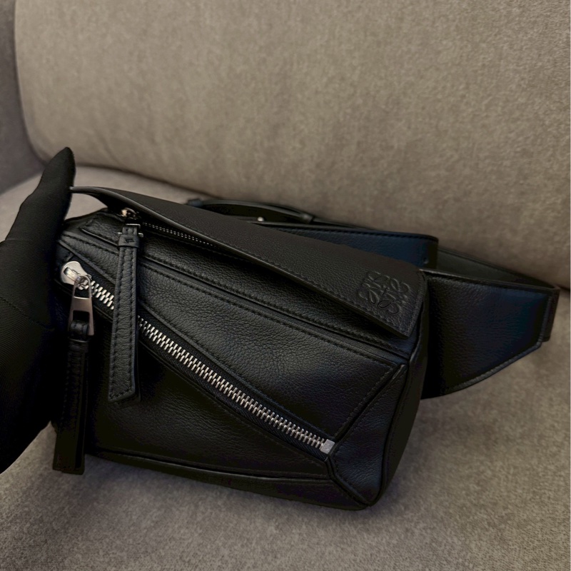 LOEWE puzzle 黑色腰包mini-1