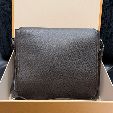 路易威登/Louis Vuitton 深咖色全皮十字紋翻蓋 郵差單肩斜挎包 可調節肩帶 底長27cm