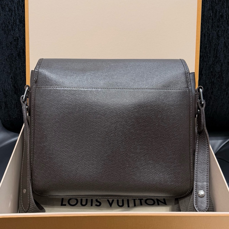 路易威登/Louis Vuitton 深咖色全皮十字紋翻蓋 郵差單肩斜挎包 可調節肩帶 底長27cm-1