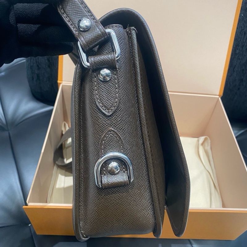 路易威登/Louis Vuitton 深咖色全皮十字紋翻蓋 郵差單肩斜挎包 可調節肩帶 底長27cm-2