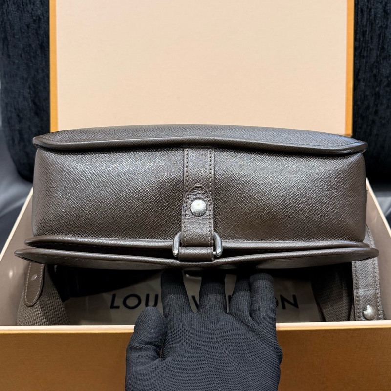 路易威登/Louis Vuitton 深咖色全皮十字紋翻蓋 郵差單肩斜挎包 可調節肩帶 底長27cm-3