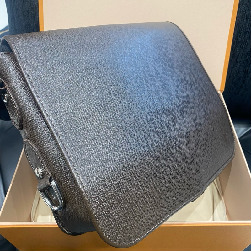 路易威登/Louis Vuitton 深咖色全皮十字紋翻蓋 郵差單肩斜挎包 可調節肩帶 底長27cm-4