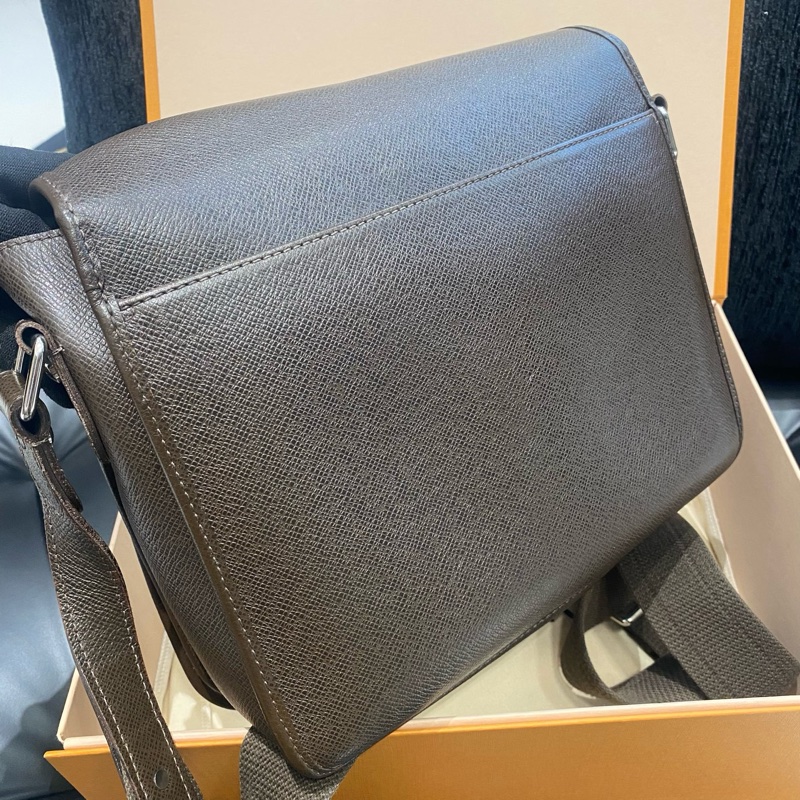 路易威登/Louis Vuitton 深咖色全皮十字紋翻蓋 郵差單肩斜挎包 可調節肩帶 底長27cm-5