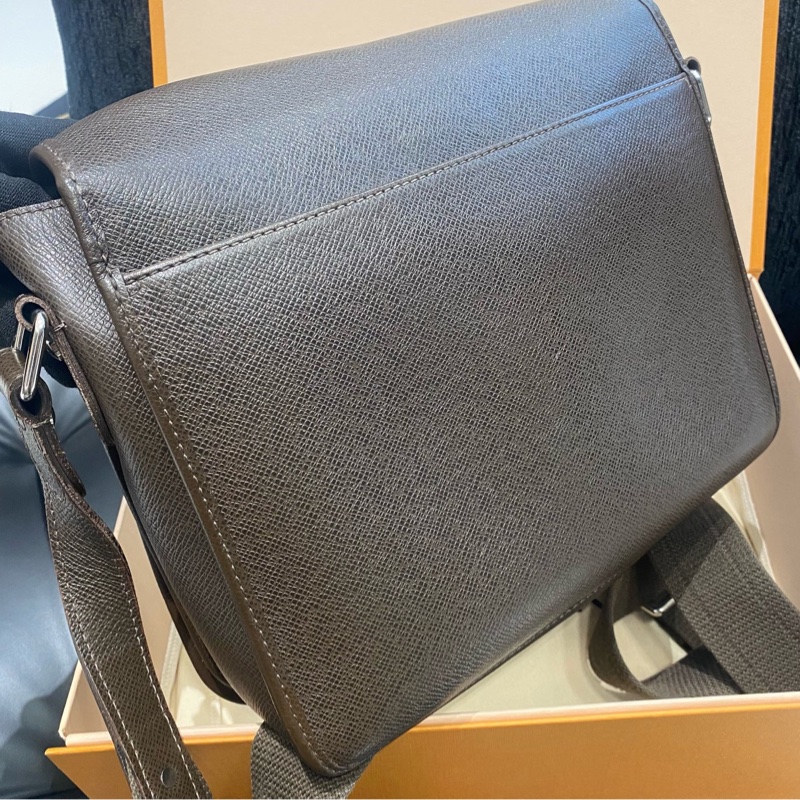 路易威登/Louis Vuitton 深咖色全皮十字紋翻蓋 郵差單肩斜挎包 可調節肩帶 底長27cm-8
