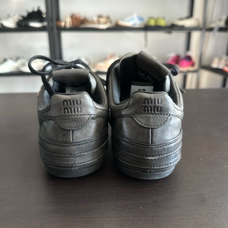 miumiu繆繆25fw新款薄底金扣德訓鞋 做舊黑 38.5碼-2