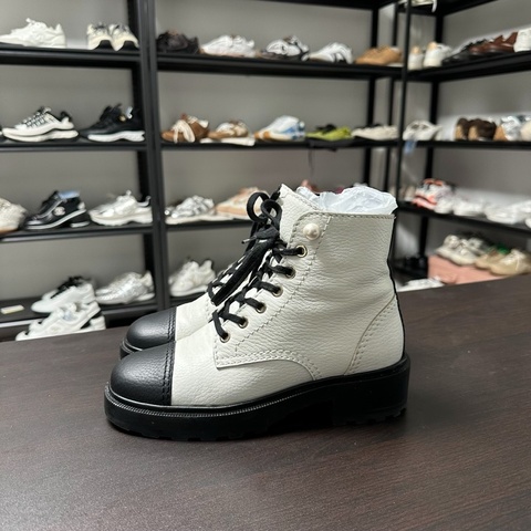 Chanel香奈兒黑白熊貓珍珠雙c馬丁靴 靴子 36碼