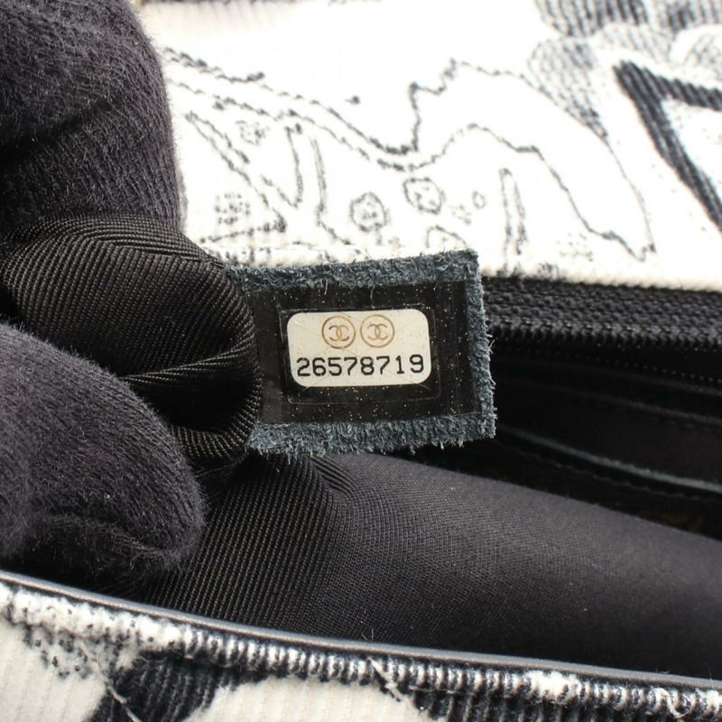 香奈兒 (CHANEL) 人字紋 V 字縫線鏈條肩背包，皮革燈芯絨材質，白色/黑色，二手，金色五金-4