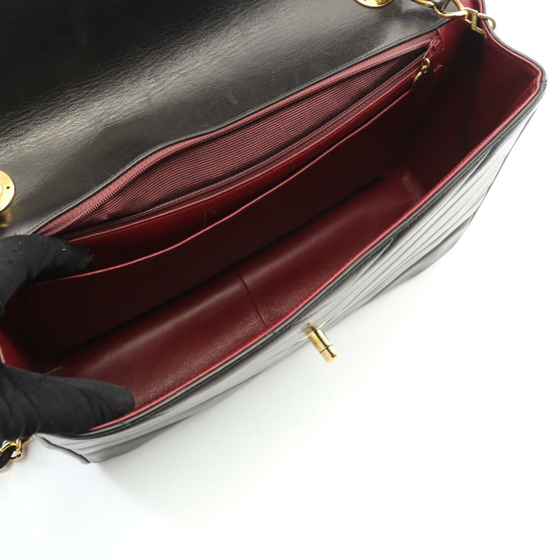 香奈兒 V 字縫線鏈條斜挎單肩包，羊皮材質，黑色，二手，金色五金-2