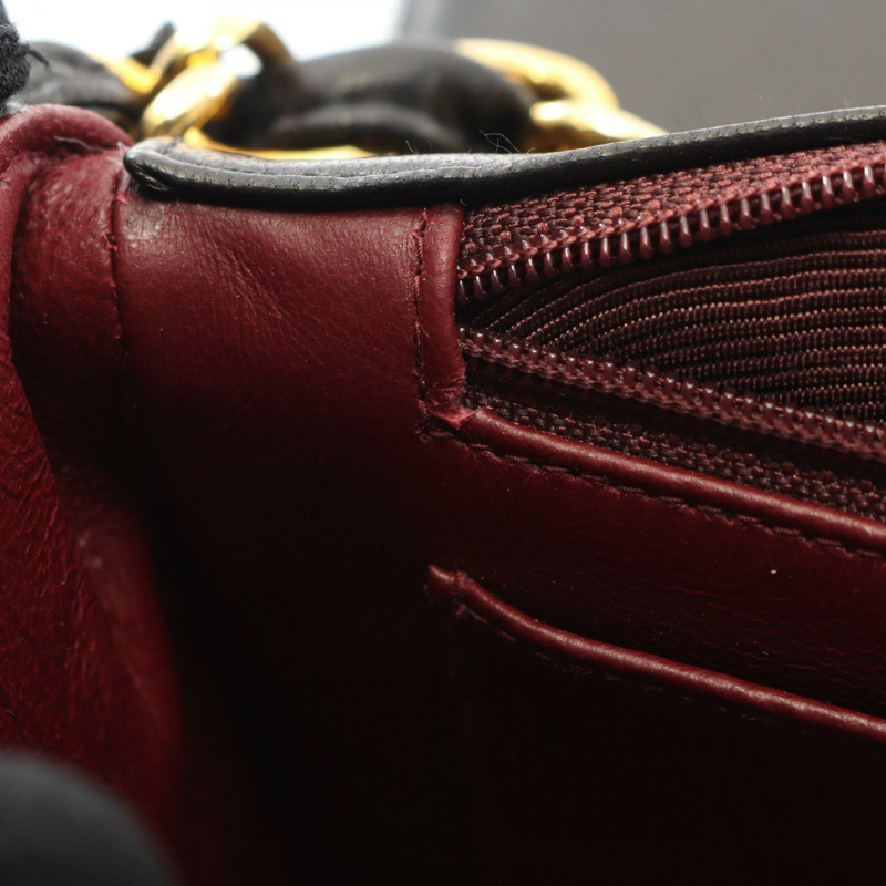 香奈兒 V 字縫線鏈條斜挎單肩包，羊皮材質，黑色，二手，金色五金-5