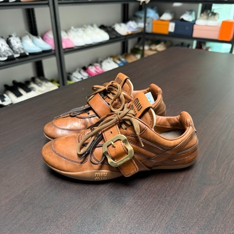 MiuMiu25FW秀款搭扣做舊復古球鞋德訓鞋 36碼