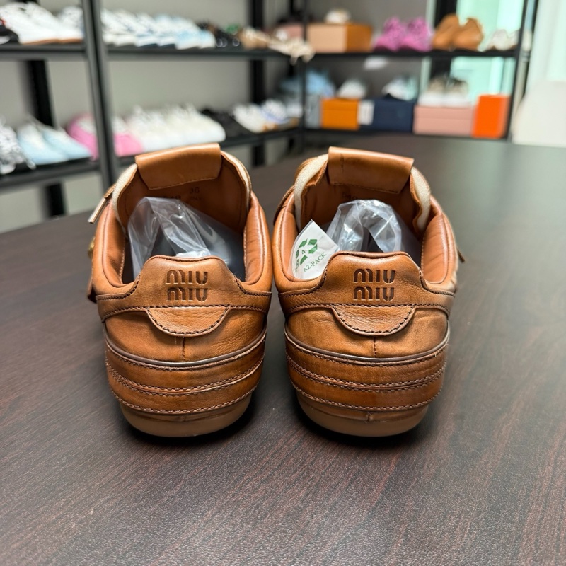 MiuMiu25FW秀款搭扣做舊復古球鞋德訓鞋 36碼-5