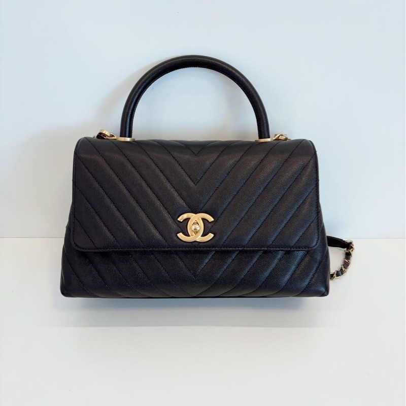 Chanel Coco Handle 中號 V紋黑金荔枝牛皮-0