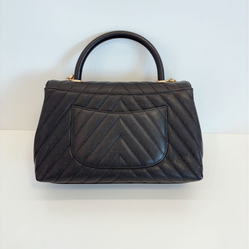Chanel Coco Handle 中號 V紋黑金荔枝牛皮-1