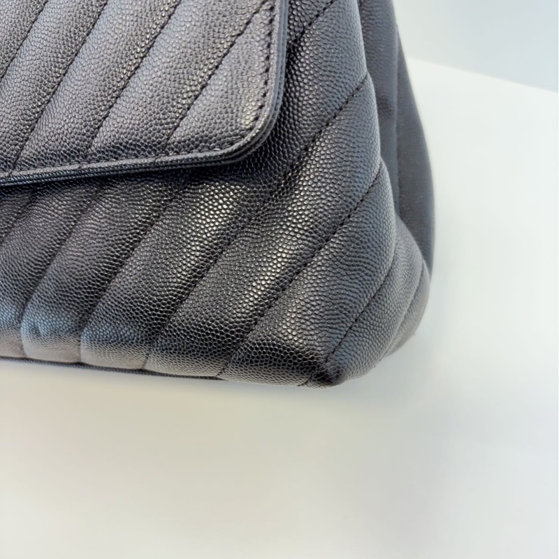 Chanel Coco Handle 中號 V紋黑金荔枝牛皮-3