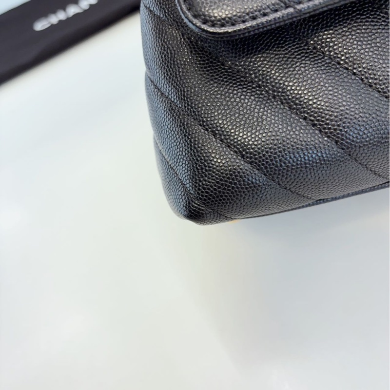 Chanel Coco Handle 中號 V紋黑金荔枝牛皮-4