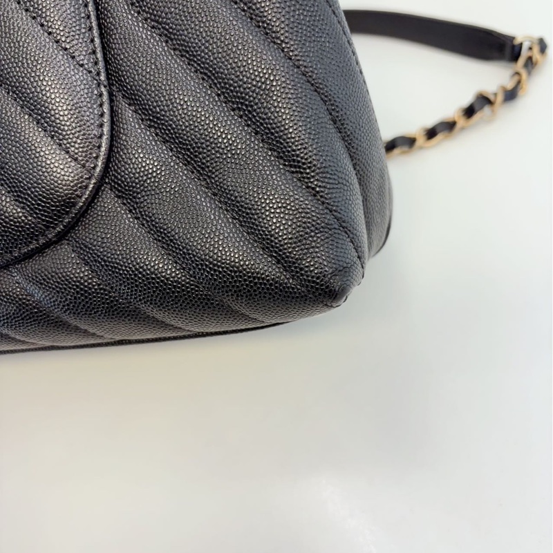 Chanel Coco Handle 中號 V紋黑金荔枝牛皮-5