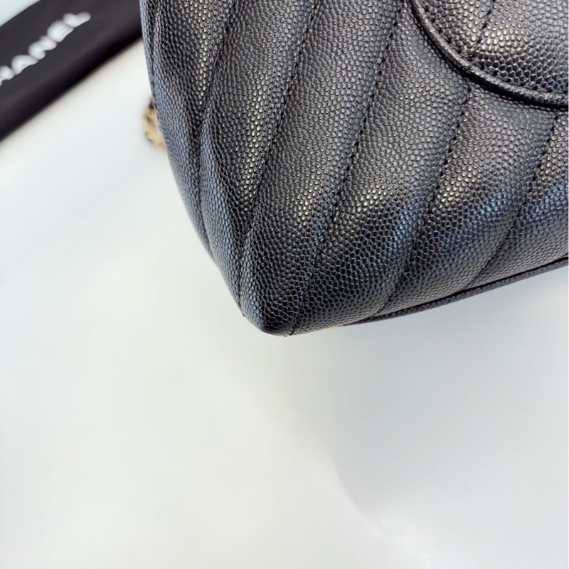 Chanel Coco Handle 中號 V紋黑金荔枝牛皮-6