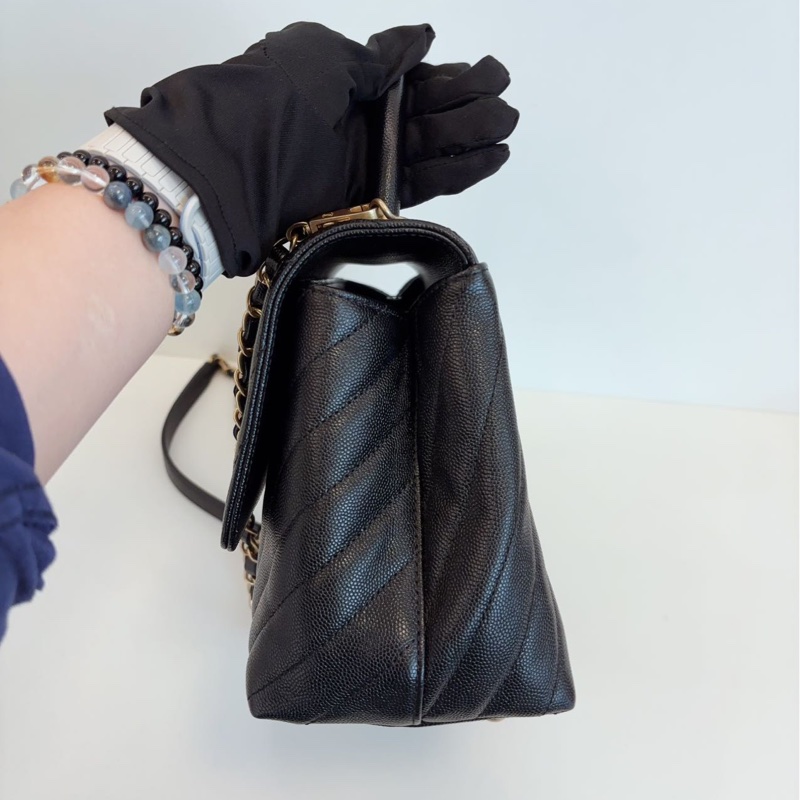 Chanel Coco Handle 中號 V紋黑金荔枝牛皮-7