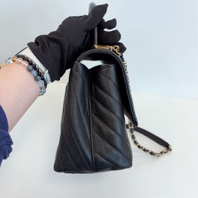 Chanel Coco Handle 中號 V紋黑金荔枝牛皮-8