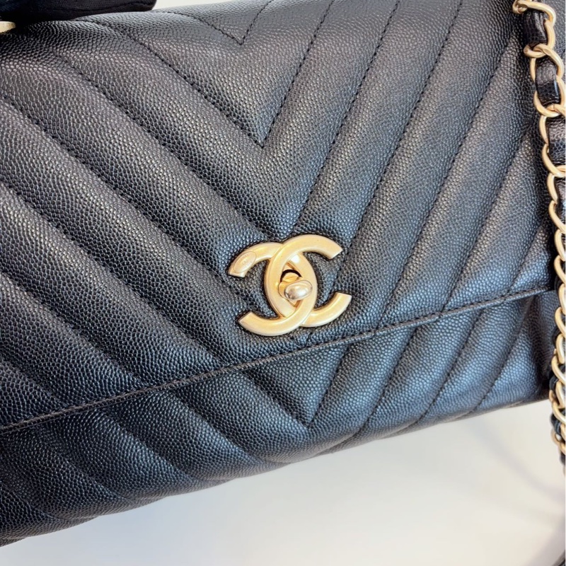 Chanel Coco Handle 中號 V紋黑金荔枝牛皮-9