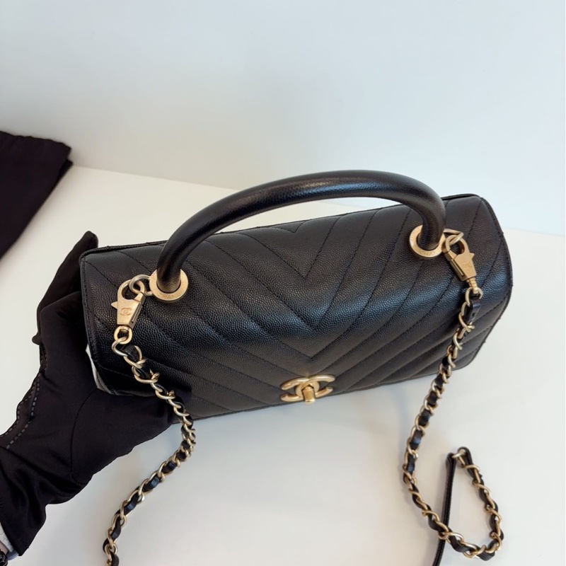Chanel Coco Handle 中號 V紋黑金荔枝牛皮-10