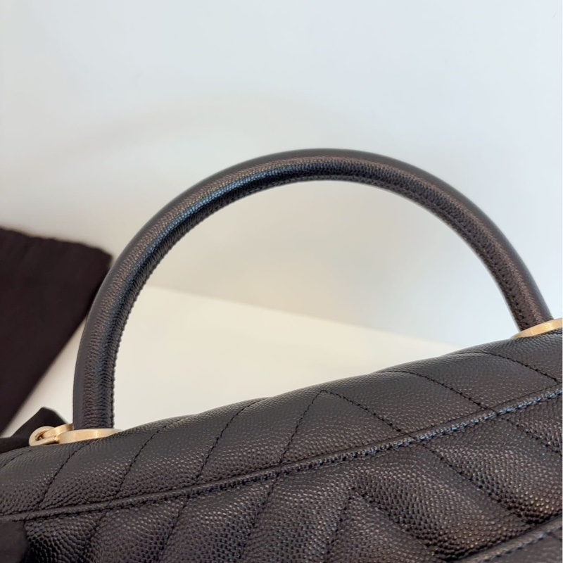 Chanel Coco Handle 中號 V紋黑金荔枝牛皮-11